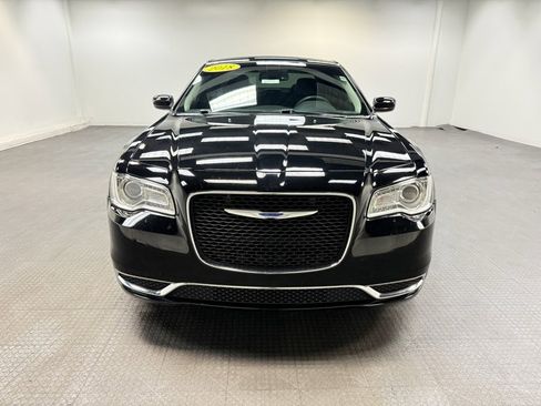 Used 2018 Chrysler 300 Touring L image 9