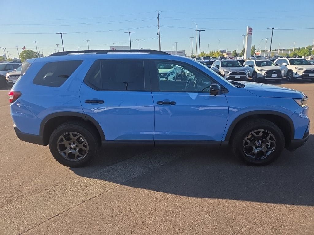 Used 2025 Honda Pilot TrailSport image 4