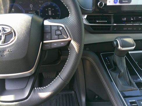 Used 2025 Toyota Sienna XSE image 21