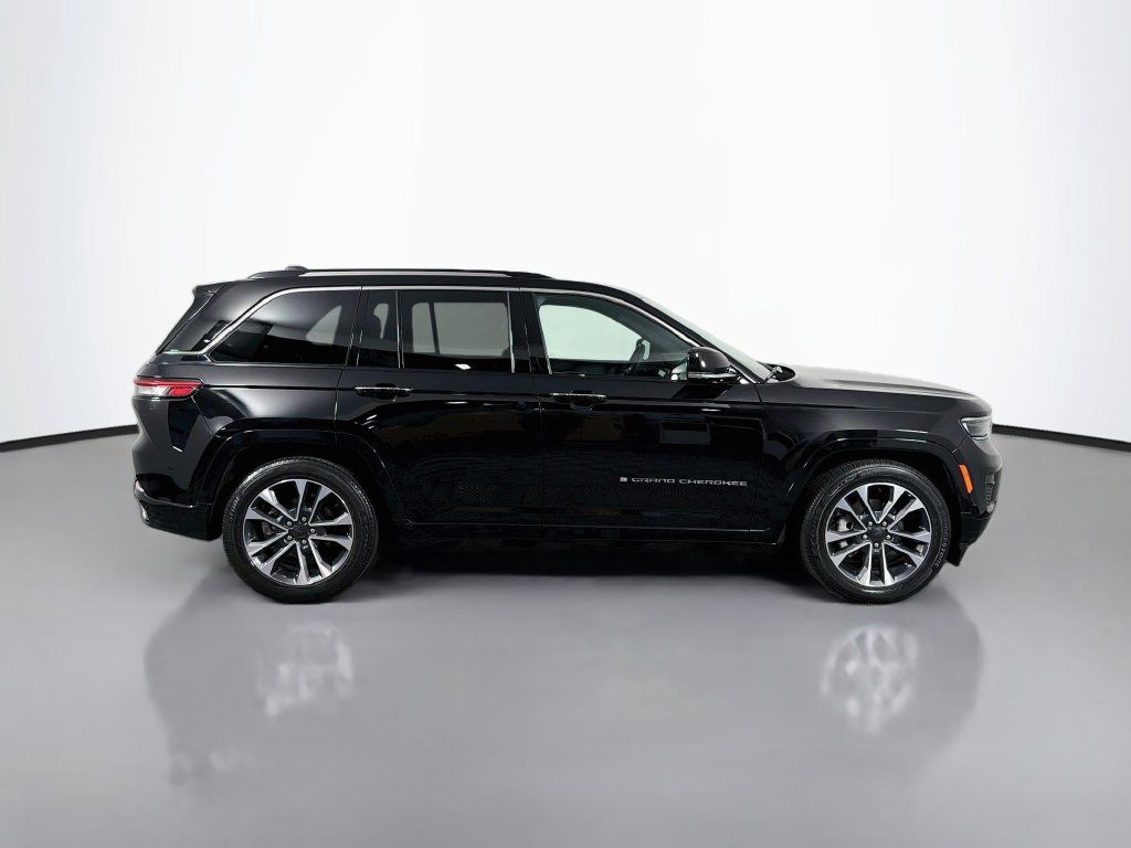 Used 2023 Jeep Grand Cherokee Overland AWD/4WD image 8