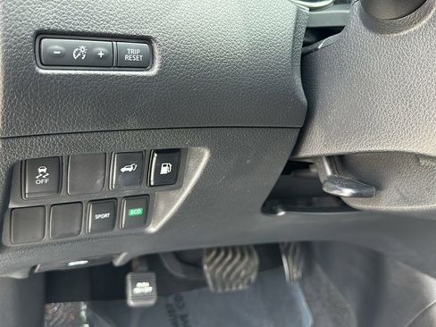 Used 2018 Nissan Rogue SV image 19