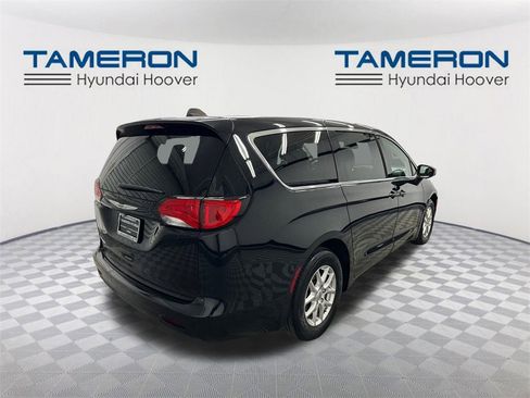 Used 2024 Chrysler Voyager LX image 5