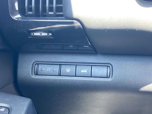 Used 2025 Nissan Pathfinder SV FWD image 13