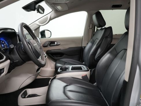 Used 2024 Chrysler Pacifica Touring-L FWD image 11