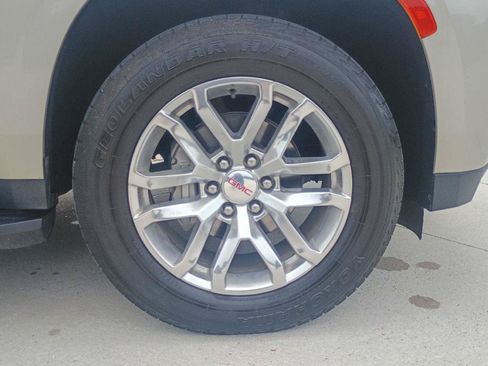 Used 2023 GMC Yukon XL SLT w/ LPO, Floor Liner Package RWD image 23
