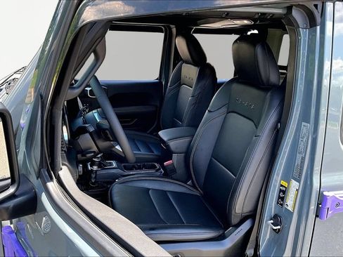 Used 2024 Jeep Wrangler Unlimited Sahara w/ Technology Group AWD/4WD image 15