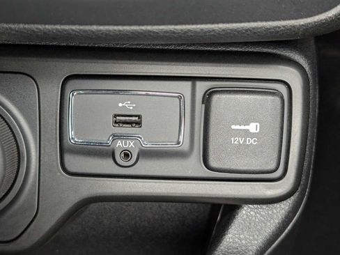 Used 2018 Jeep Renegade Latitude AWD/4WD image 31