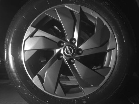 Used 2025 Nissan Rogue SV image 15