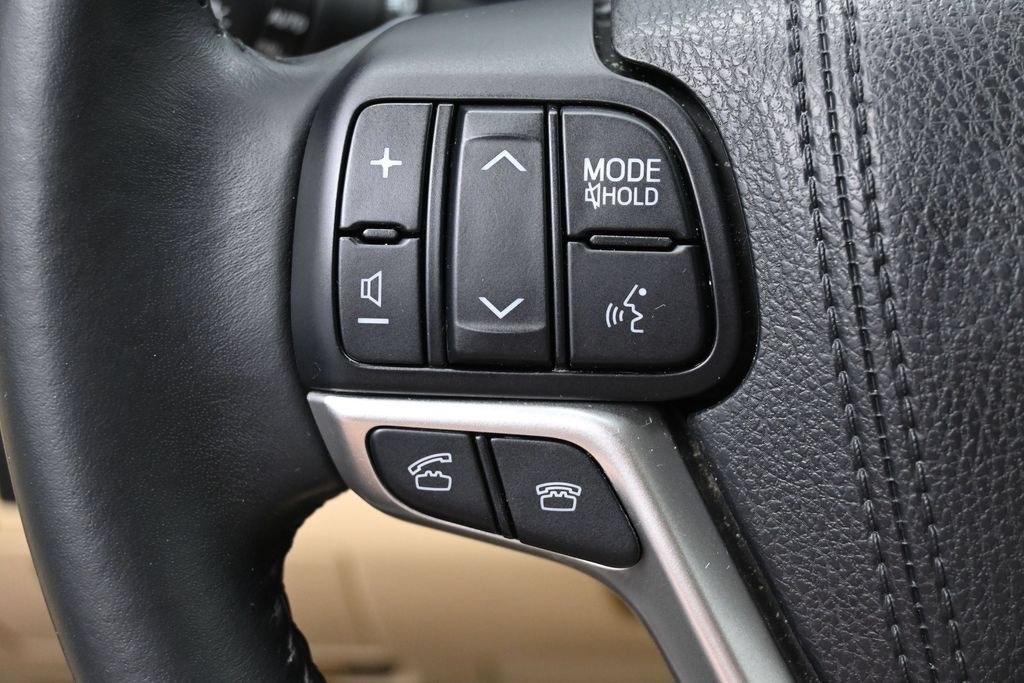 Used 2015 Toyota Highlander XLE AWD/4WD image 17