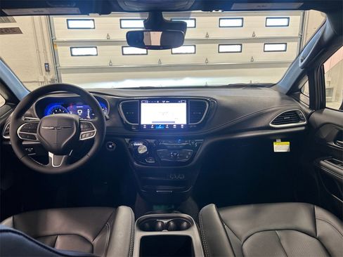 New 2025 Chrysler Pacifica Select image 29