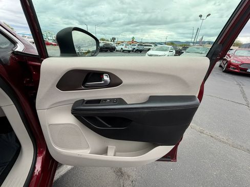Used 2021 Chrysler Voyager Lxi image 14