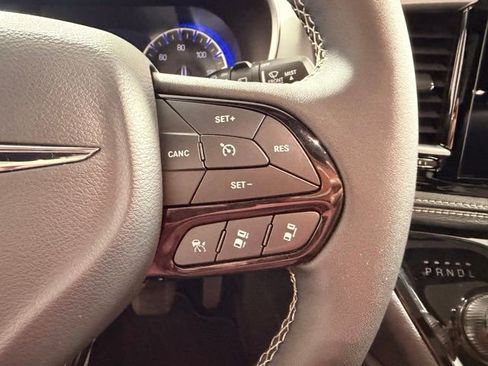 Used 2025 Chrysler Pacifica Limited image 20