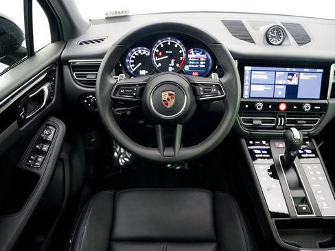 Certified 2025 Porsche Macan image 13