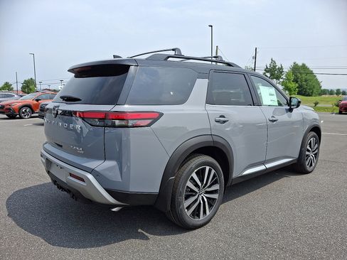 New 2025 Nissan Pathfinder Platinum image 4