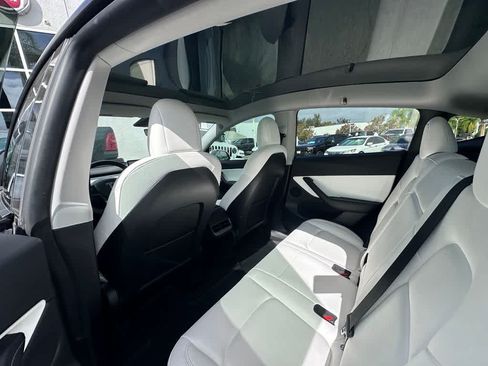 Used 2022 Tesla Model Y Long Range AWD/4WD image 8