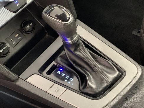 Used 2019 Hyundai Elantra SE w/ Winter Weather Package FWD image 24