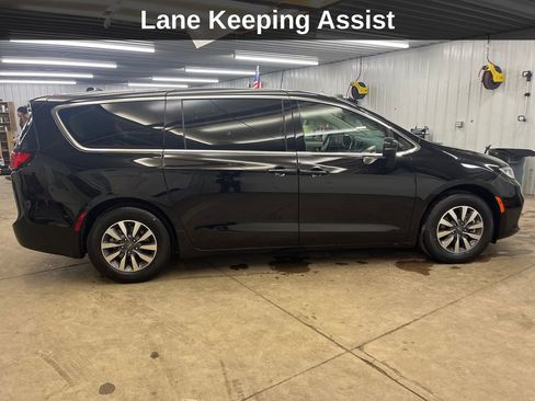 Used 2024 Chrysler Pacifica Select image 8