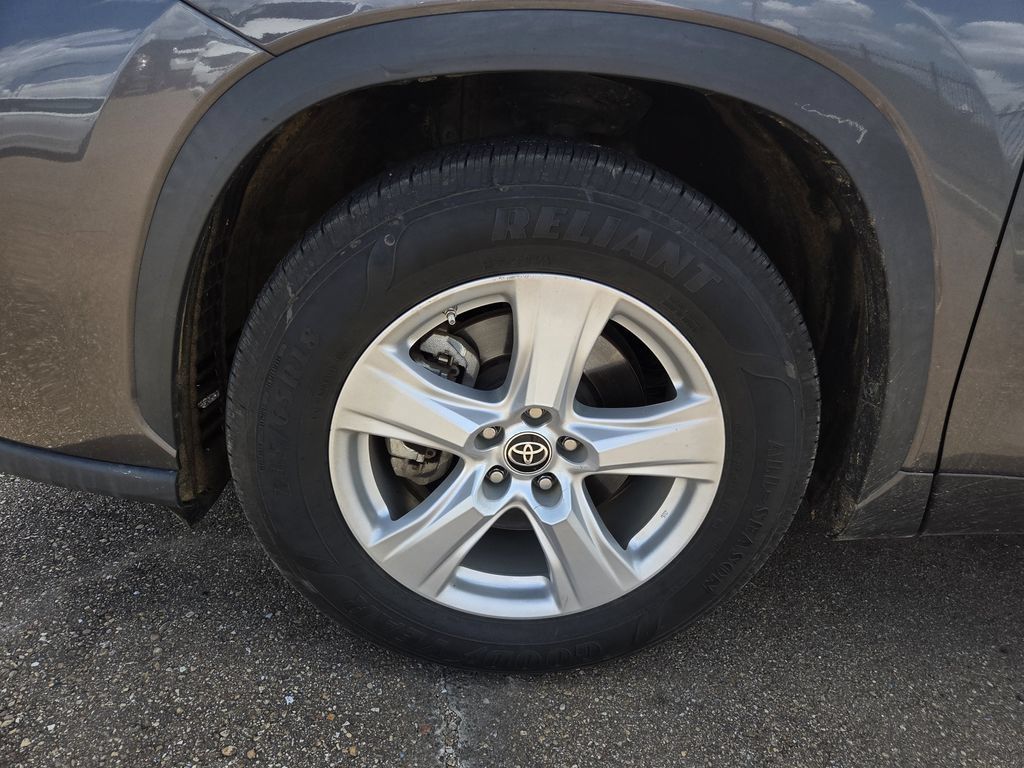 Used 2022 Toyota Highlander LE FWD image 4