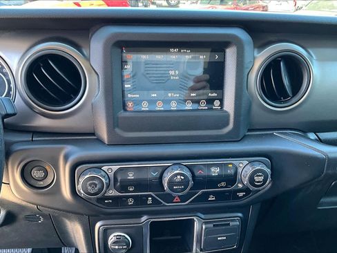 Used 2022 Jeep Wrangler Sport AWD/4WD image 19