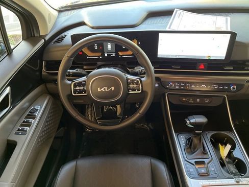 Used 2025 Kia Carnival image 18