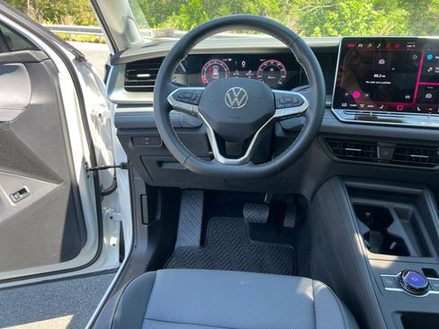 Used 2026 Volkswagen Tiguan SE AWD/4WD image 30