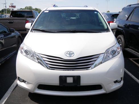 Used 2016 Toyota Sienna XLE w/ XLE Navigation Package FWD image 2