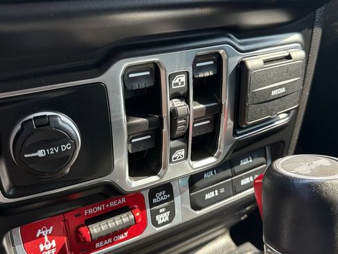 Used 2022 Jeep Wrangler Unlimited Rubicon w/ LED Lighting Group AWD/4WD image 16