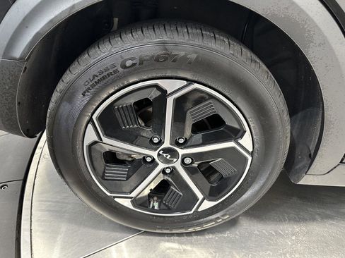 Used 2024 Kia Niro LX FWD image 11