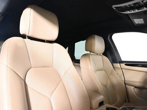Used 2024 Porsche Macan AWD/4WD image 18