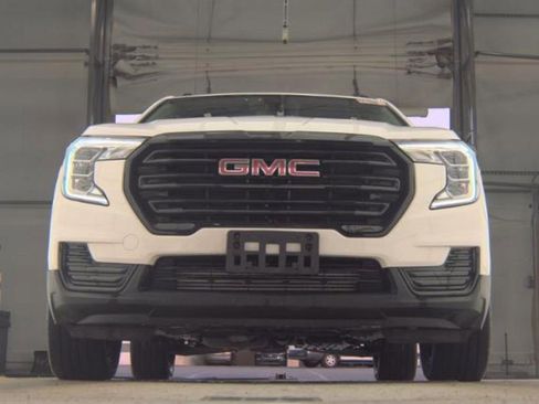 Used 2023 GMC Terrain SLE w/ Driver Convenience Package image 3