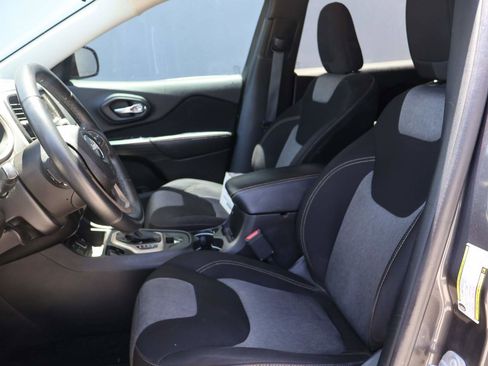 Used 2017 Jeep Cherokee Sport FWD image 9