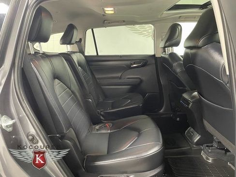 Used 2022 Toyota Highlander XLE AWD/4WD image 23