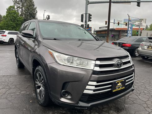 Used 2019 Toyota Highlander LE AWD/4WD image 11