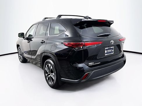 Used 2023 Toyota Highlander XLE AWD/4WD image 5