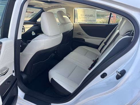 New 2025 Lexus ES 300h w/ Premium Package image 9