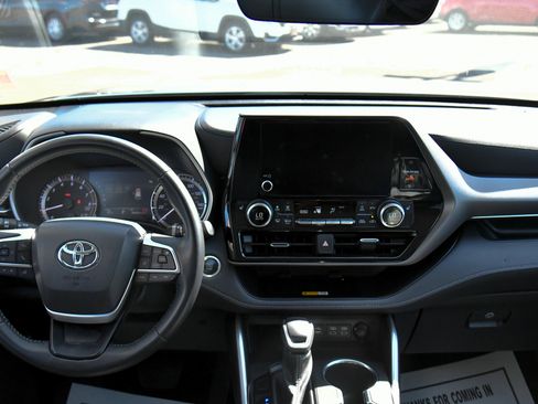 Used 2024 Toyota Highlander XLE FWD image 41