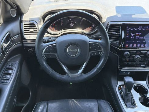 Used 2019 Jeep Grand Cherokee Overland AWD/4WD image 15