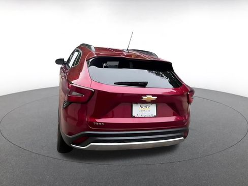 Used 2025 Chevrolet Trax LT w/ LT Convenience Package FWD image 11