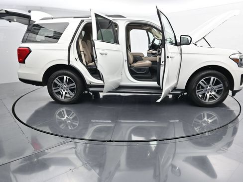 Used 2023 Ford Expedition XLT AWD/4WD image 39