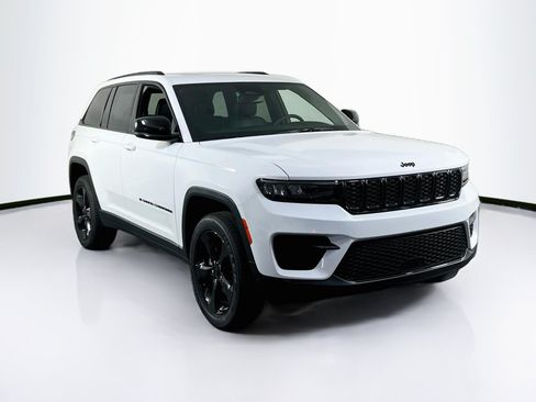 Used 2023 Jeep Grand Cherokee Altitude AWD/4WD image 3