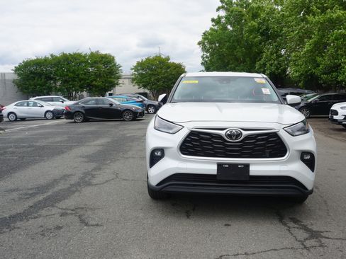 Used 2023 Toyota Highlander LE AWD/4WD image 2