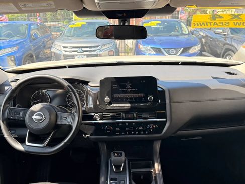 Used 2024 Nissan Pathfinder SV FWD image 16