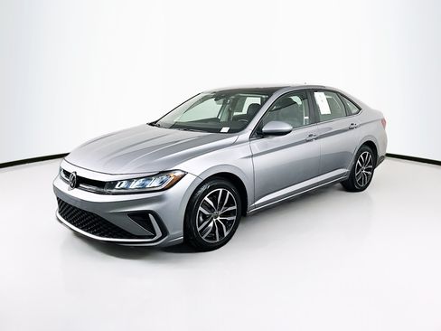 Used 2025 Volkswagen Jetta SE FWD image 3