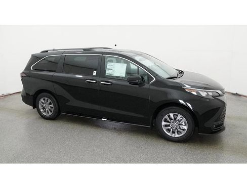 New 2026 Toyota Sienna XLE image 12