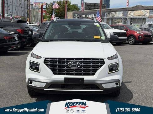 Certified 2023 Hyundai Venue Limited FWD image 2
