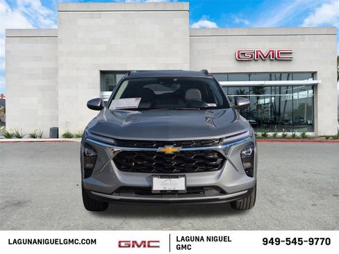 Used 2025 Chevrolet Trax LT w/ LT Convenience Package image 2