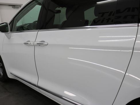 Used 2019 Chrysler Pacifica Limited w/ Tire & Wheel Group image 34