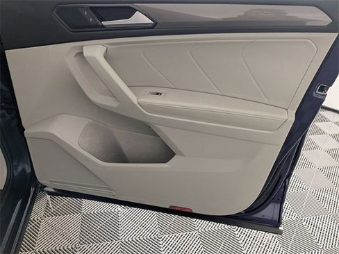 Used 2024 Volkswagen Tiguan SE image 36