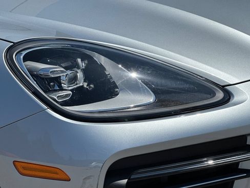 Used 2023 Porsche Cayenne AWD/4WD image 37