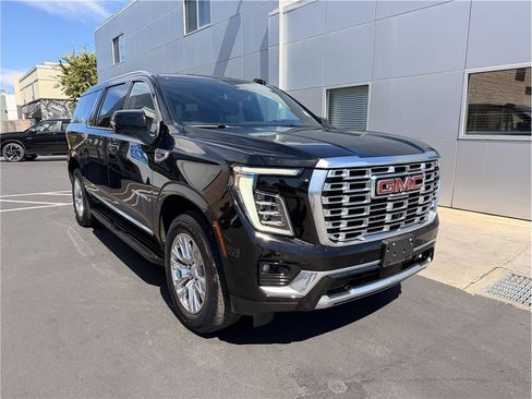 Used 2025 GMC Yukon XL Denali AWD/4WD image 3